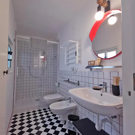 Alojamento de Acomodação e Pequeno-almoço L'officina 4*